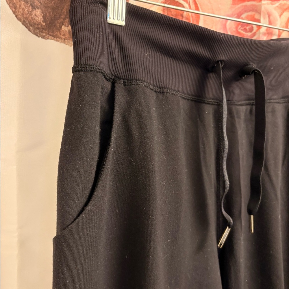 Size 6 Black Jogger capris - Picture 2 of 7